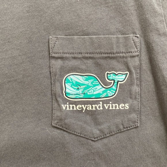 Vineyard vines whale shirt 🐳 charcoal with Fish - Picture 3 of 5